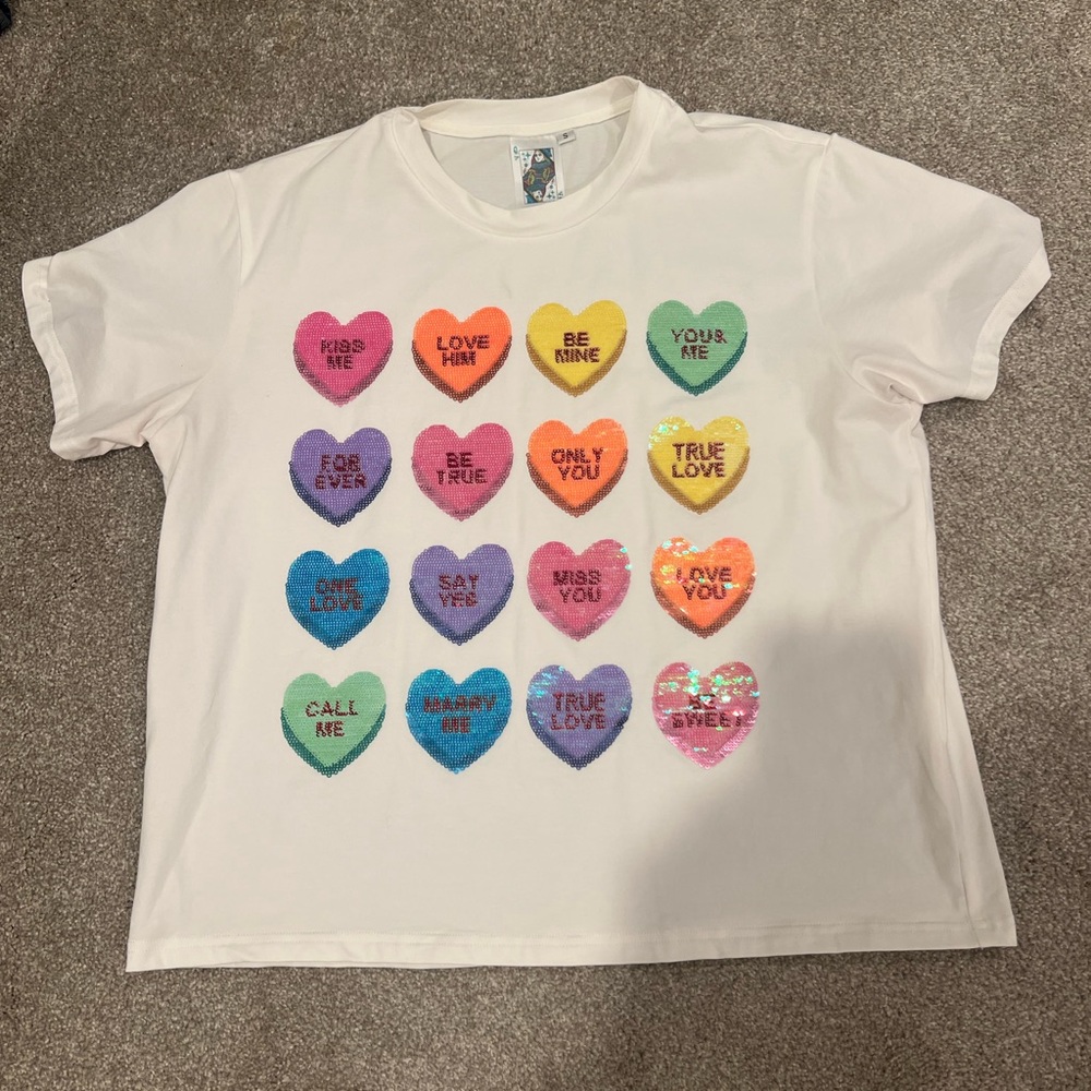 QUEEN OF SPARKLES White Heart Print Tee